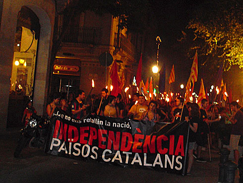 La 2a marxa de torxes de l'EIB recorre diversos punts històrics a Sant Andreu