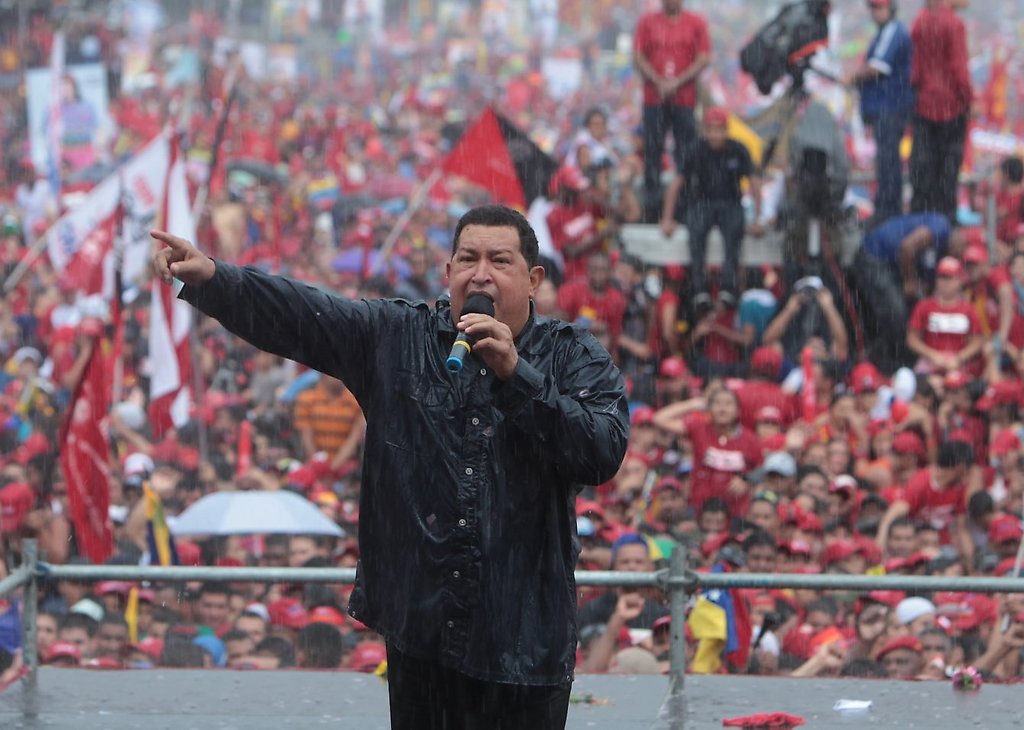 El poble resisteix, visca la revolució bolivariana! Chávez, el millor homenatge la victòria.