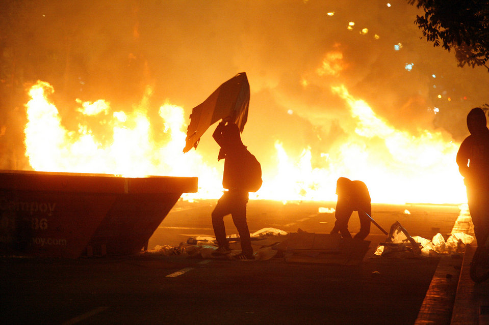 El-barrio-de-sants-arde-en-el-_54409377793_54028874188_960_639