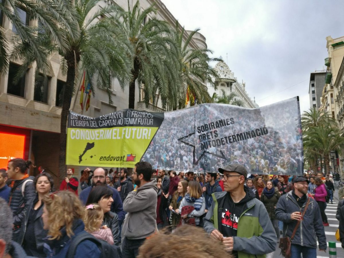 Milers de persones als carrers de València en la manifestació de la Diada del País Valencià