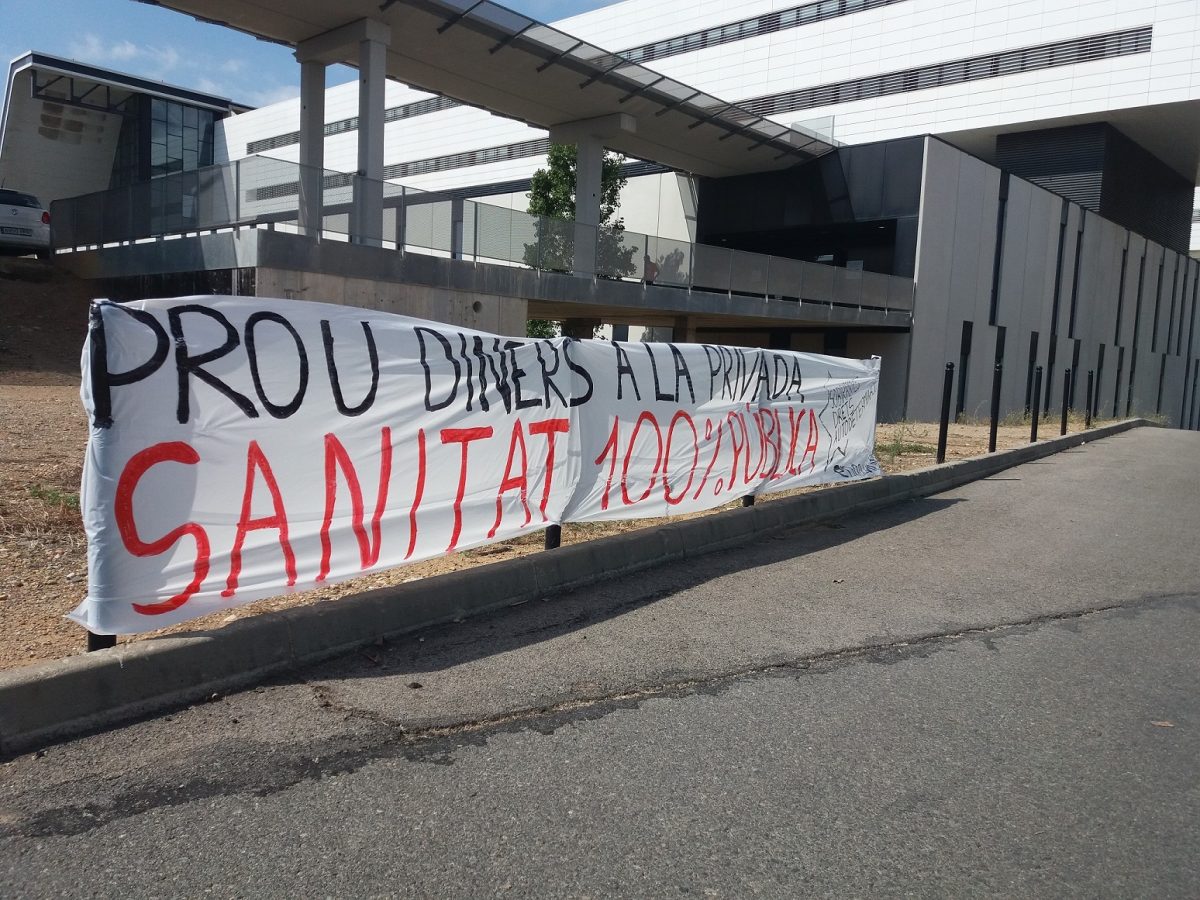 Endavant (OSAN) penja dues pancartes a l’Hospital Sant Joan de Reus per la sanitat pública