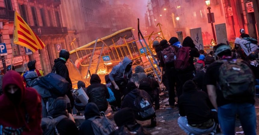 El futur és a la barricada