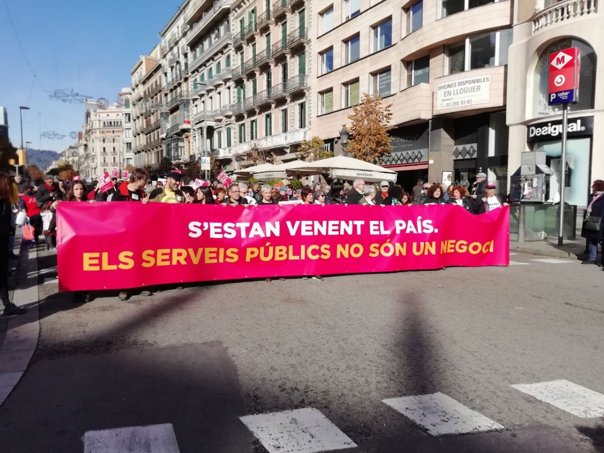 Milers de persones es manifesten a Barcelona contra la #LleiAragonès